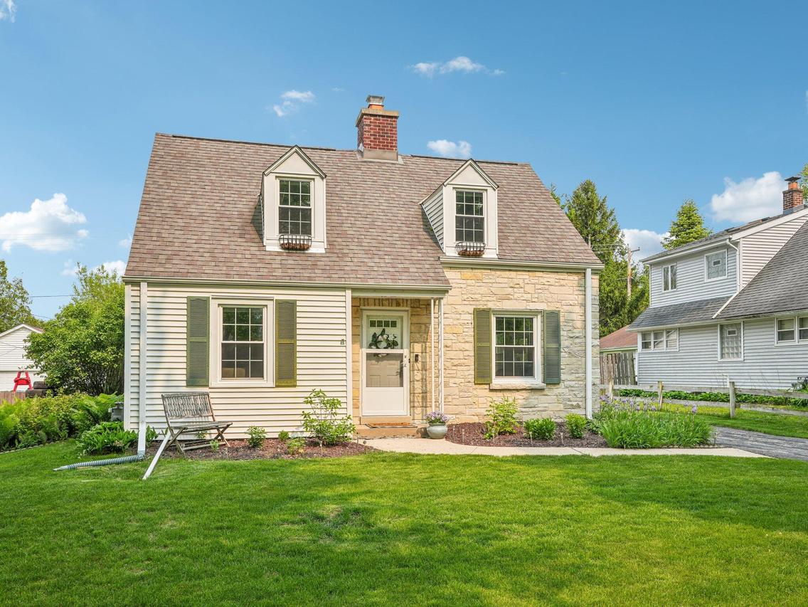 8330 N Whitney Rd, Fox Point, WI 53217
