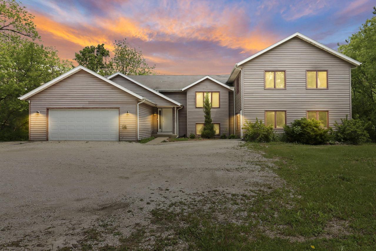 W219S7712 Crowbar Dr, Muskego, WI 53150
