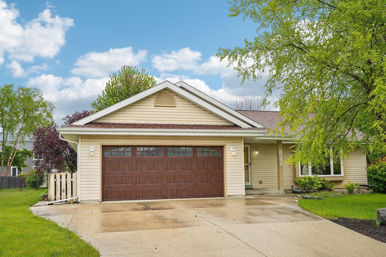8542 S Cortland Dr, Oak Creek, WI 53154