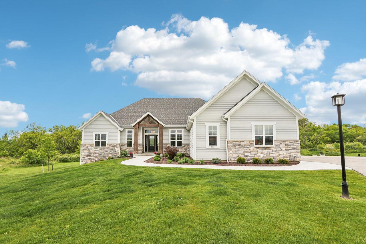 5989 S Quarry Park, New Berlin, WI 53146