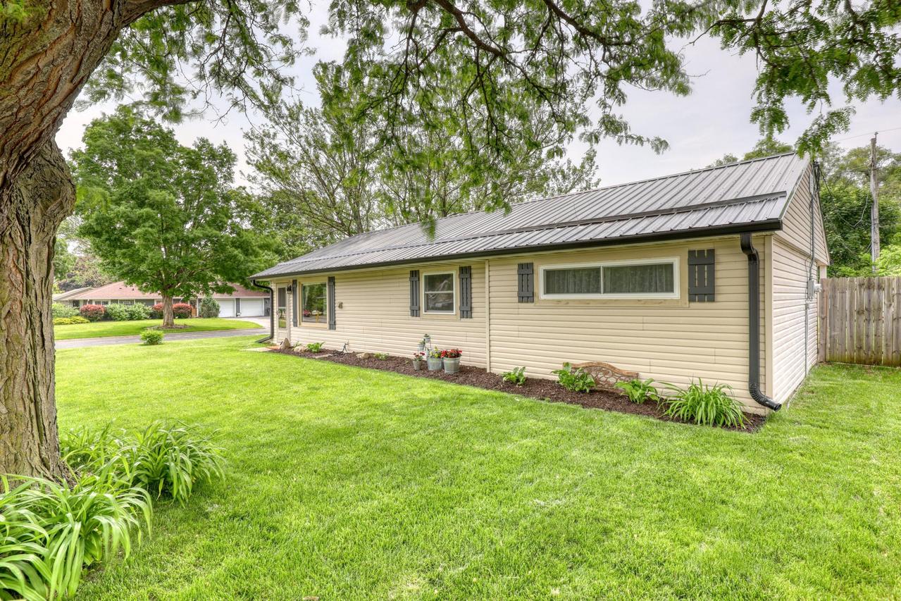 553 Oakland Ave, Mukwonago, WI 53149