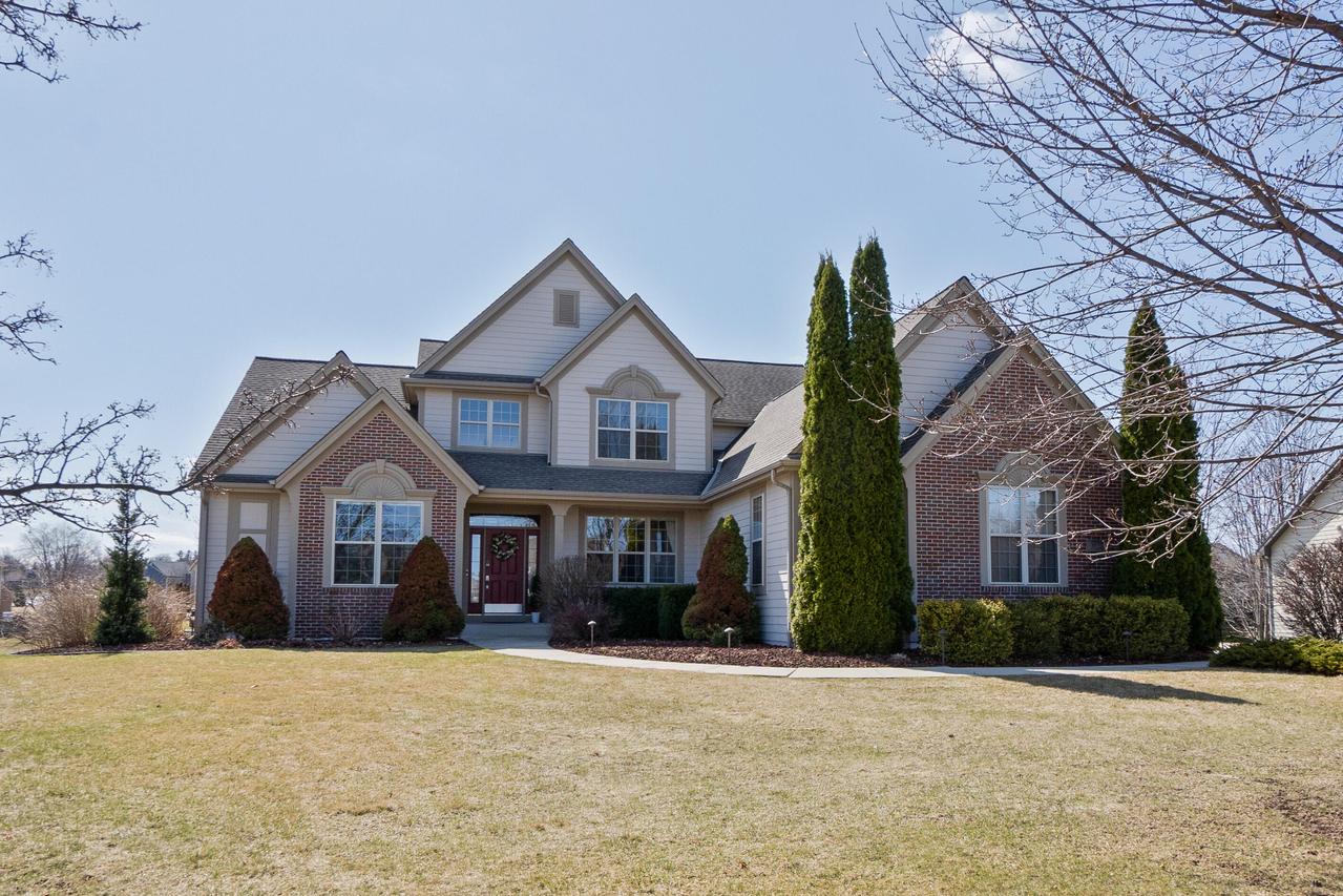 W130N6631 Daylily Dr, Menomonee Falls, WI 53051