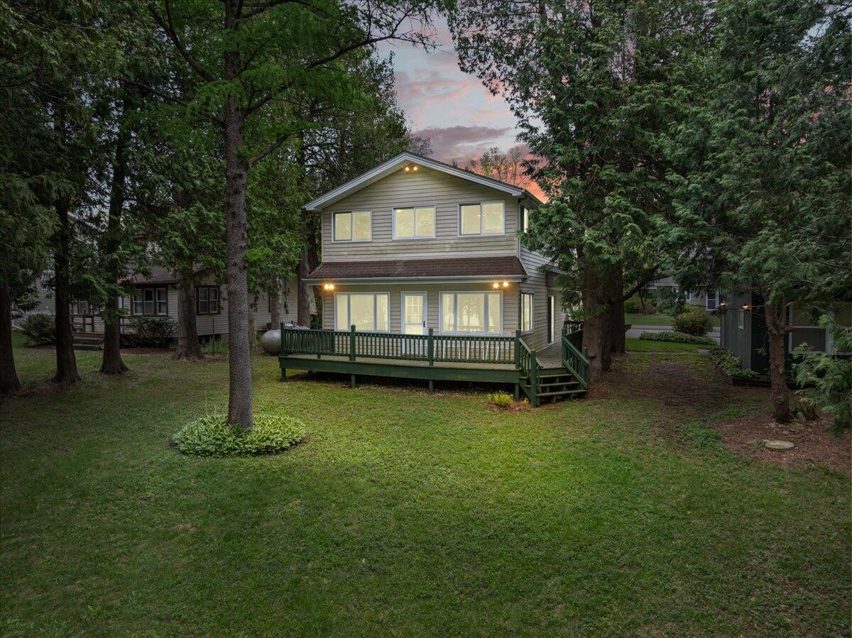 1324 W Green Lake, Farmington, WI 53090