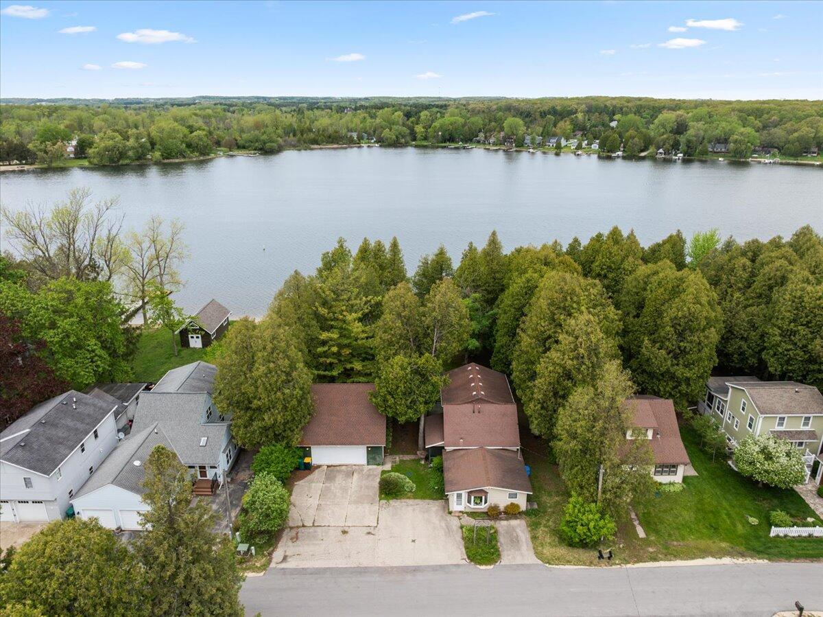 1324 W Green Lake, Farmington, WI 53090