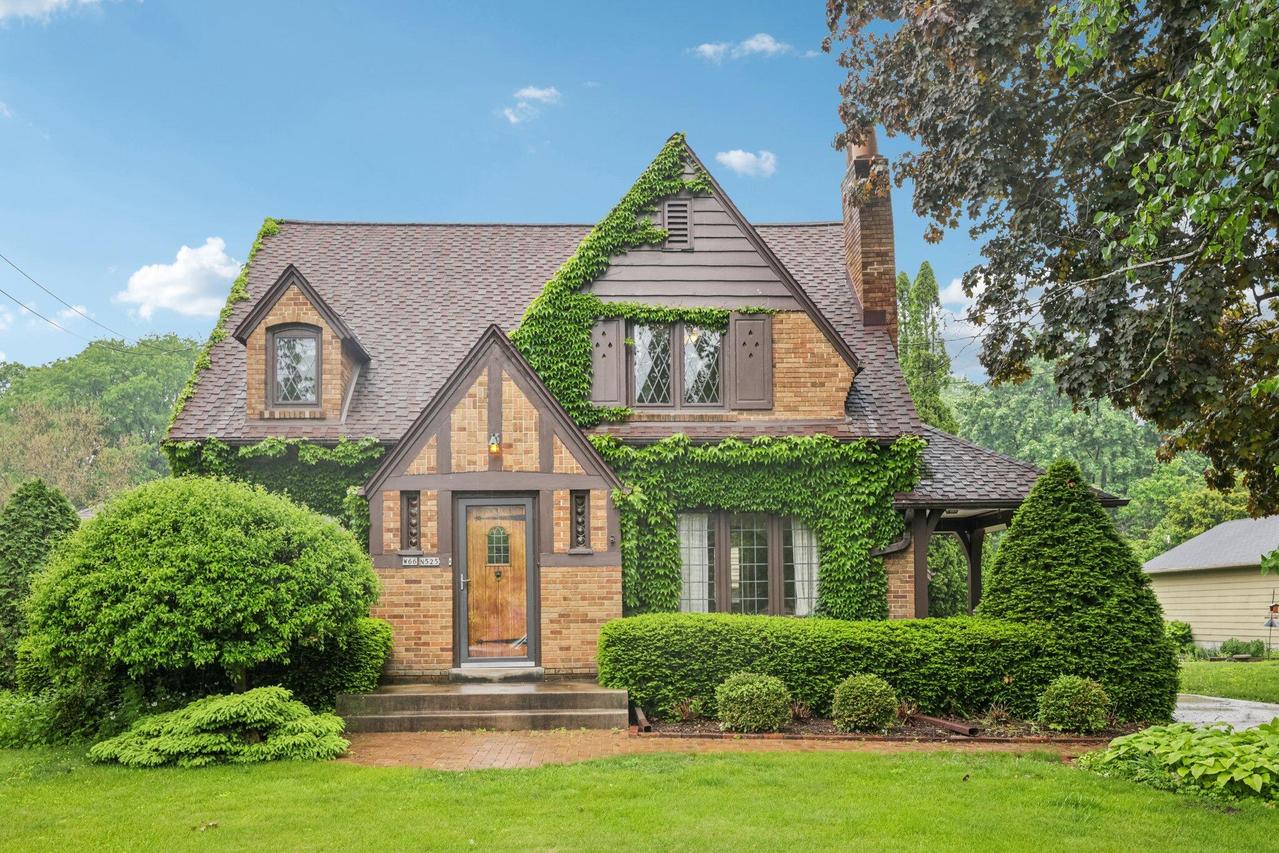 W66N525 Madison Ave, Cedarburg, WI 53012