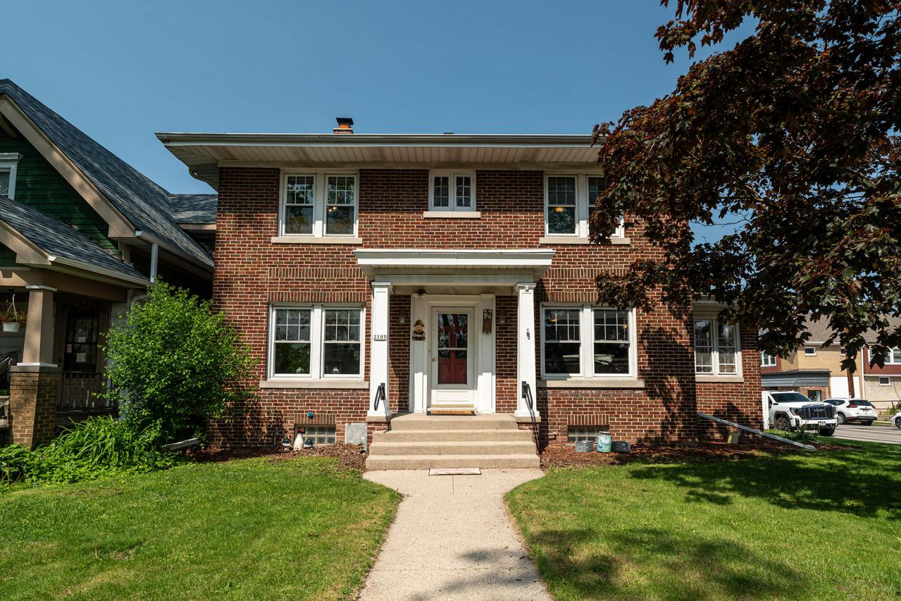 2105 S 77th St, West Allis, WI 53219