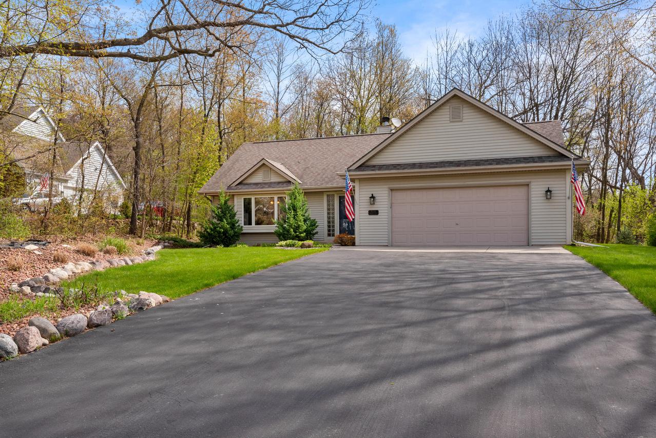 W241N7522 N Woodsview Dr, Sussex, WI 53089