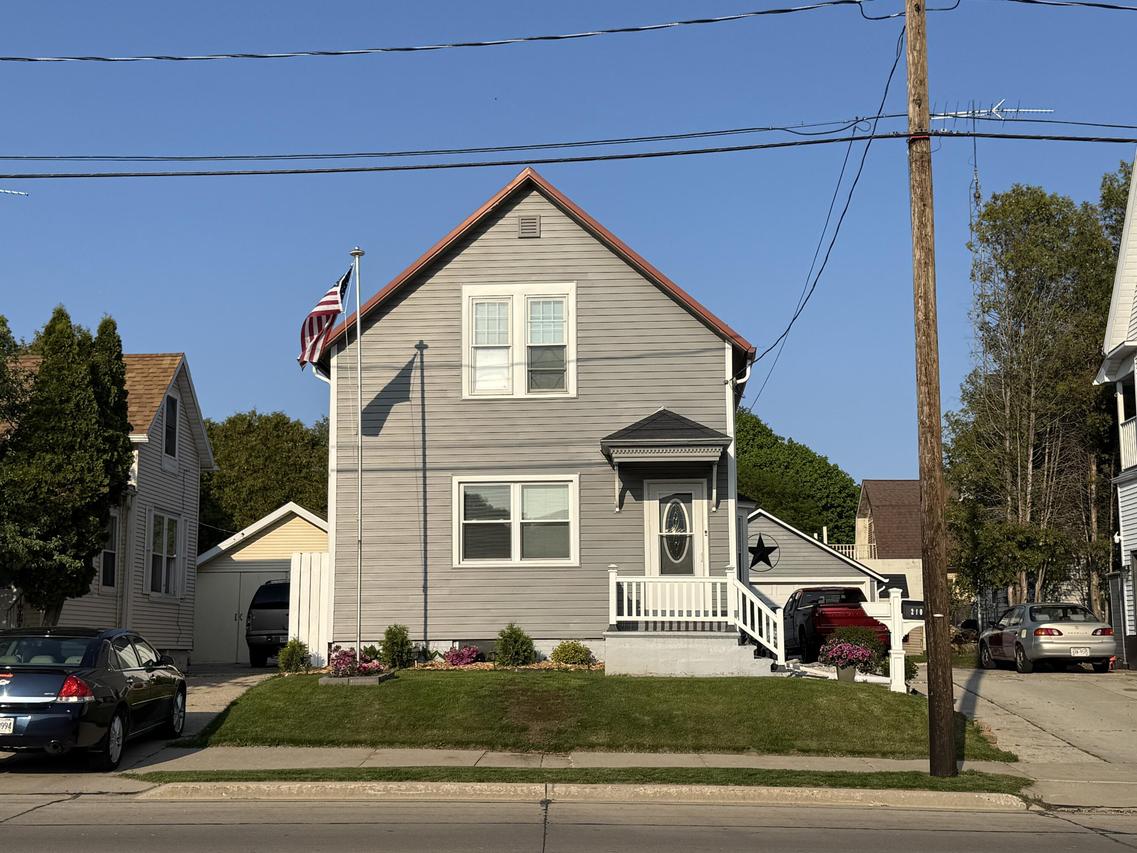 2107 Monroe St, Two Rivers, WI 54241