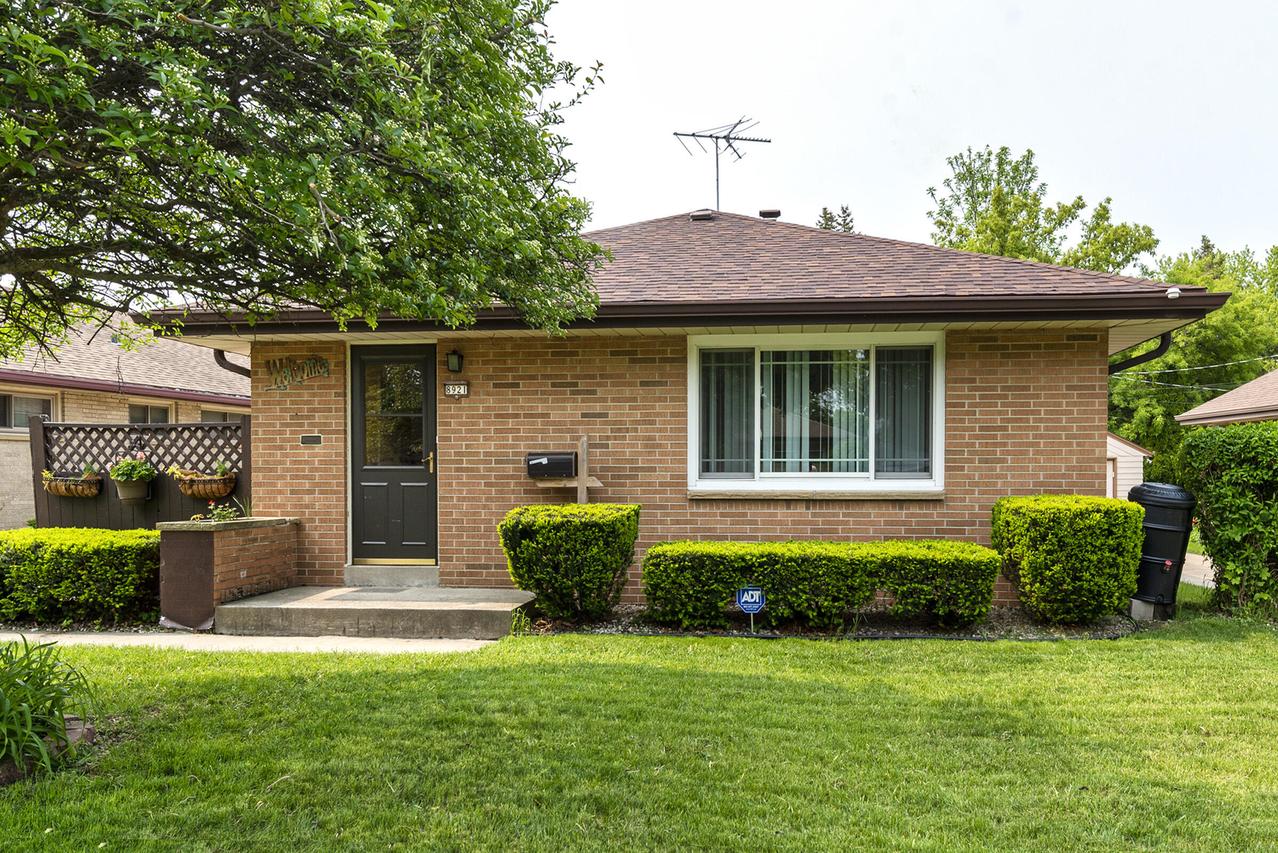 8921 W Hope Ave, Milwaukee, WI 53222