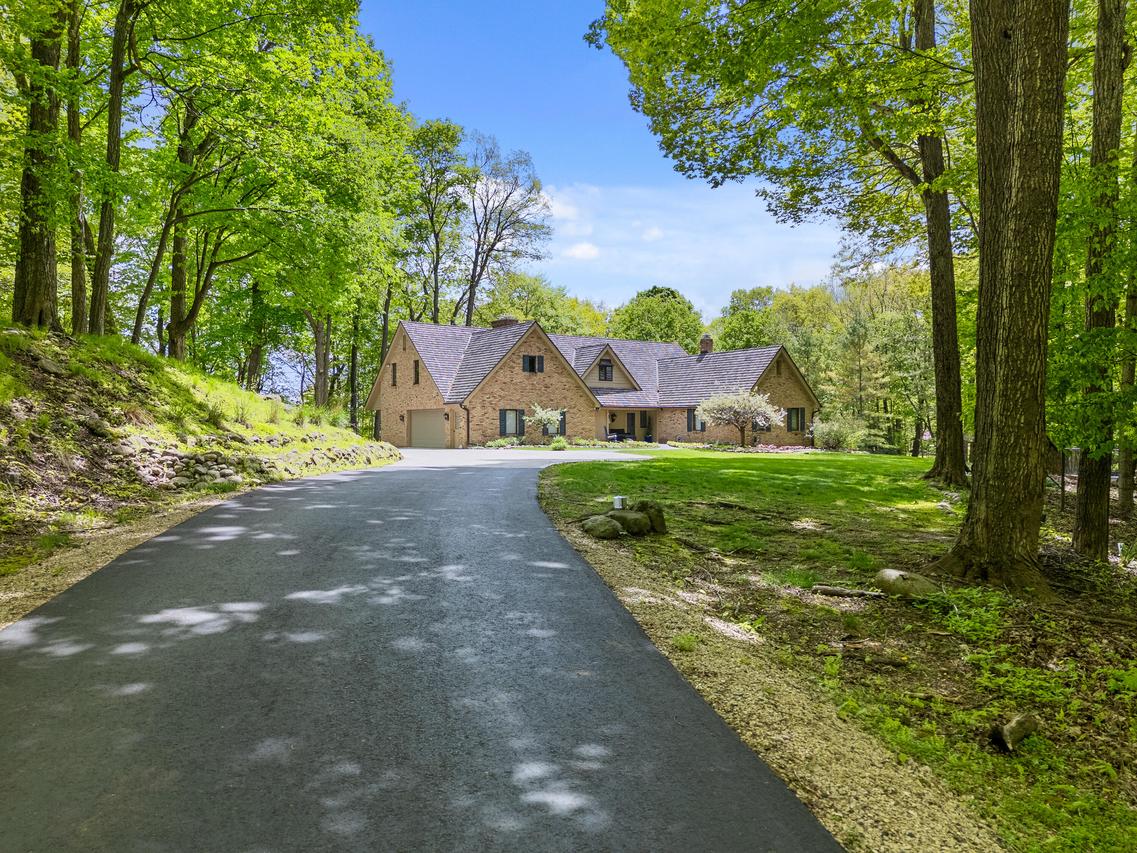 5710 Paradise Ridge, West Bend, WI 53095