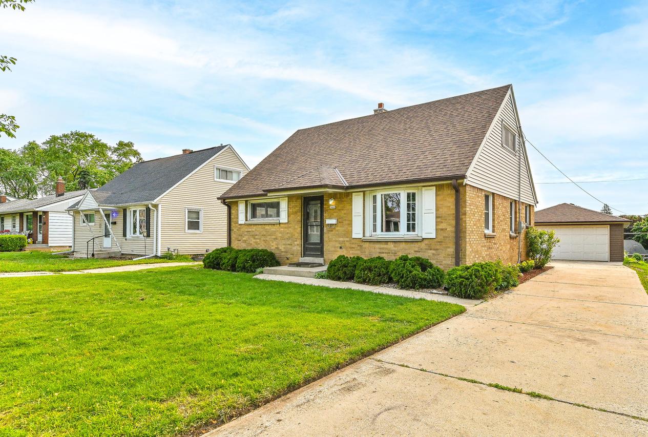 1462 S 96th St, West Allis, WI 53214