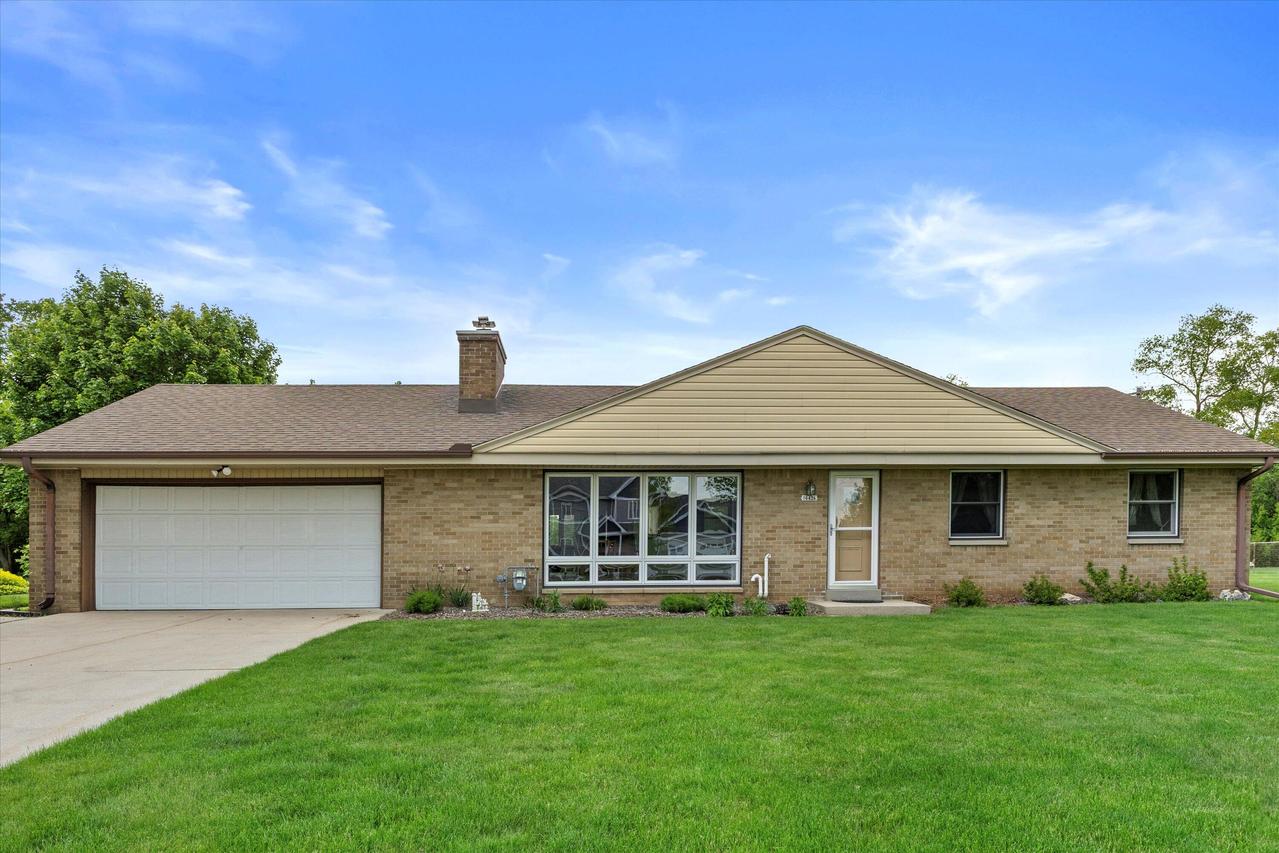 16426 W Crescent Dr, New Berlin, WI 53151