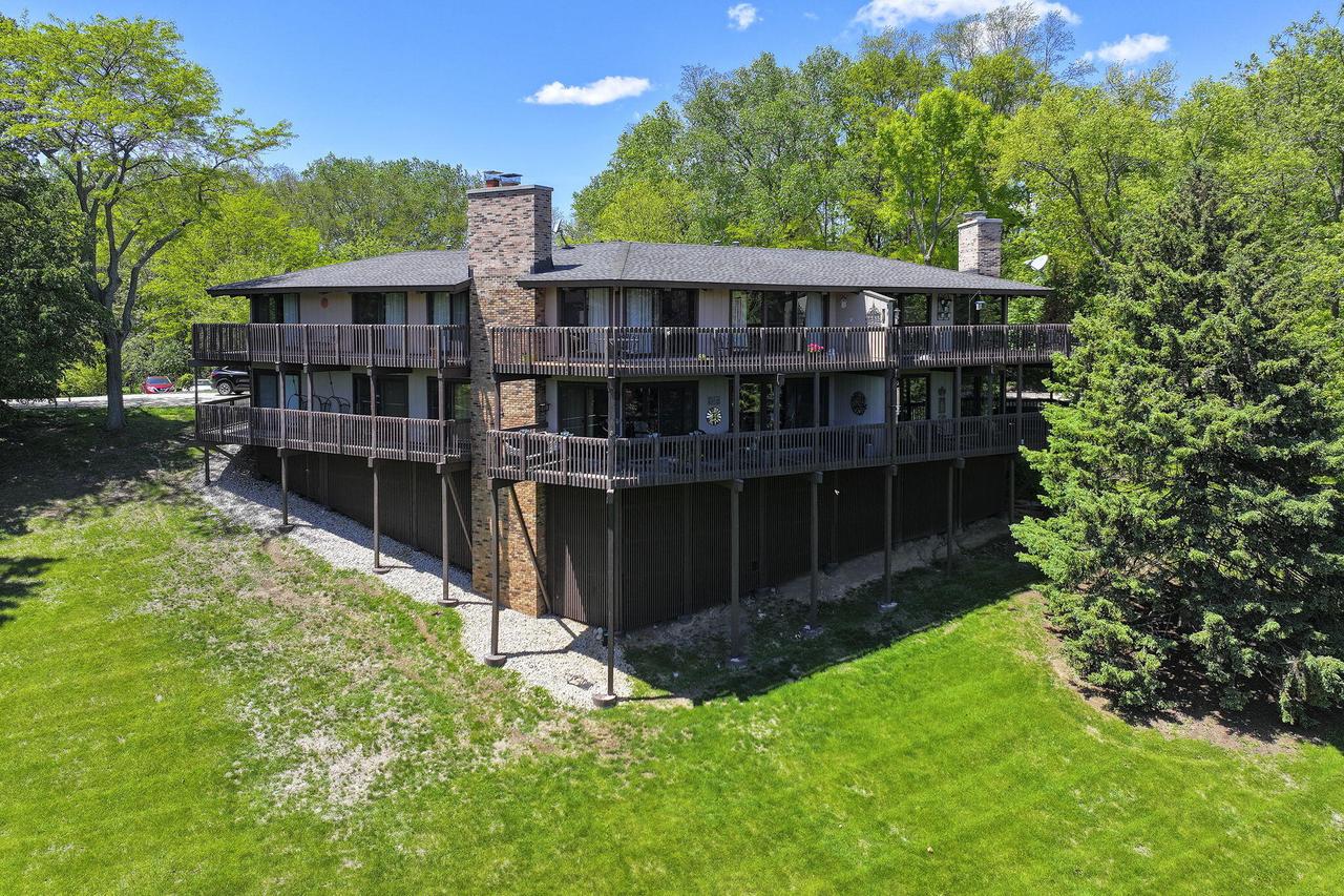 940 Alpine Dr #01, Fontana, WI 53125