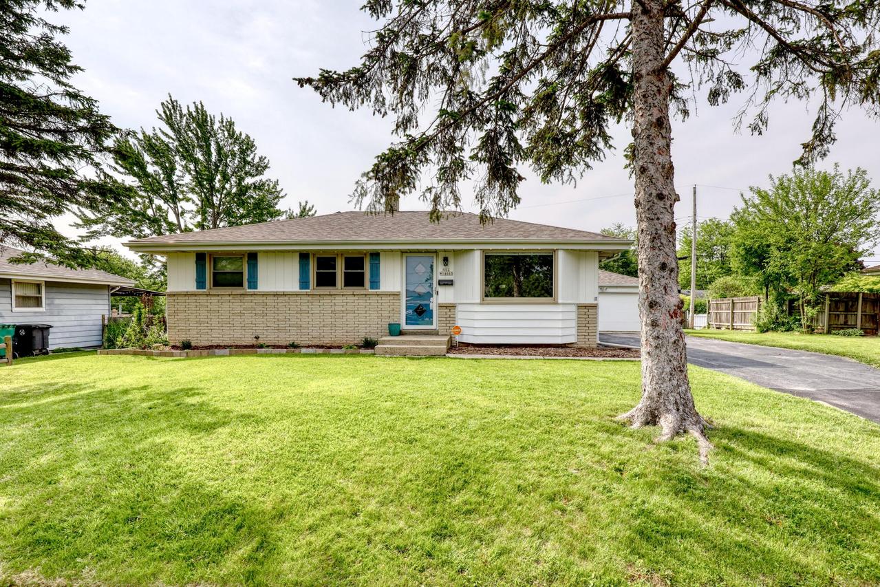 N84W14663 Manchester Dr, Menomonee Falls, WI 53051