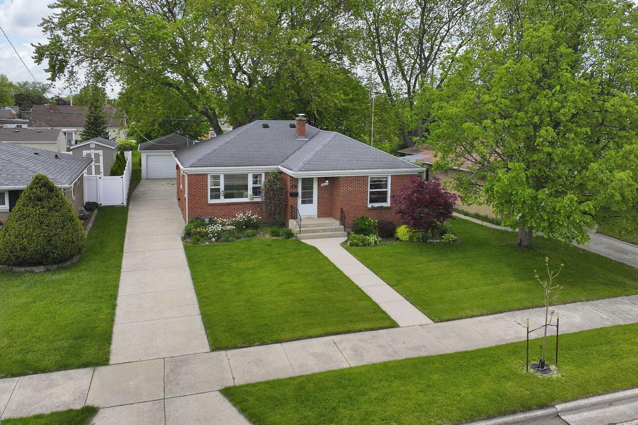 3042 Erie St, Racine, WI 53402