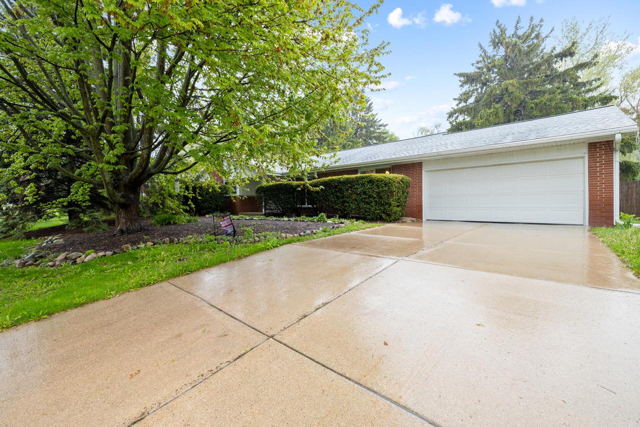 1001 W Fairfield Ct, Glendale, WI 53217