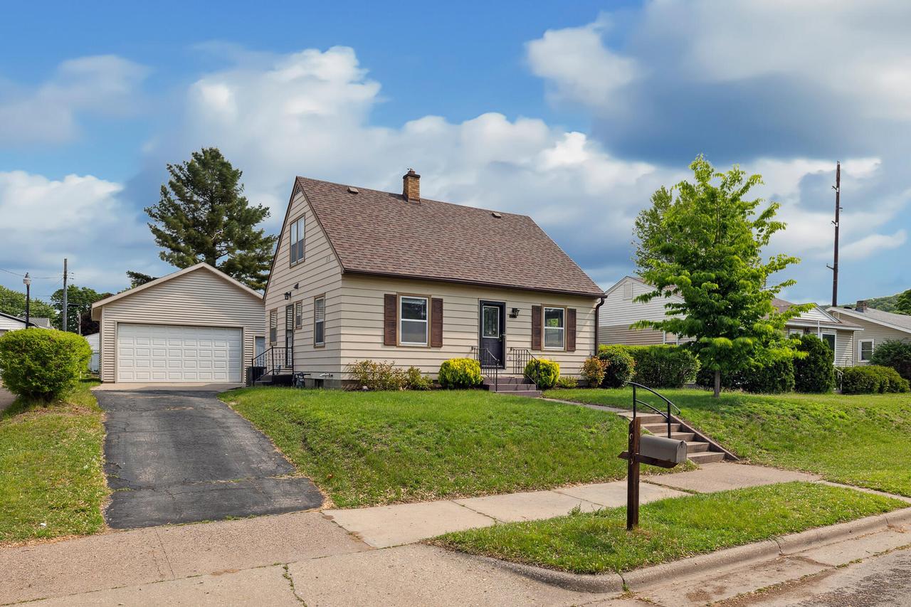 2933 Leonard St, La Crosse, WI 54601