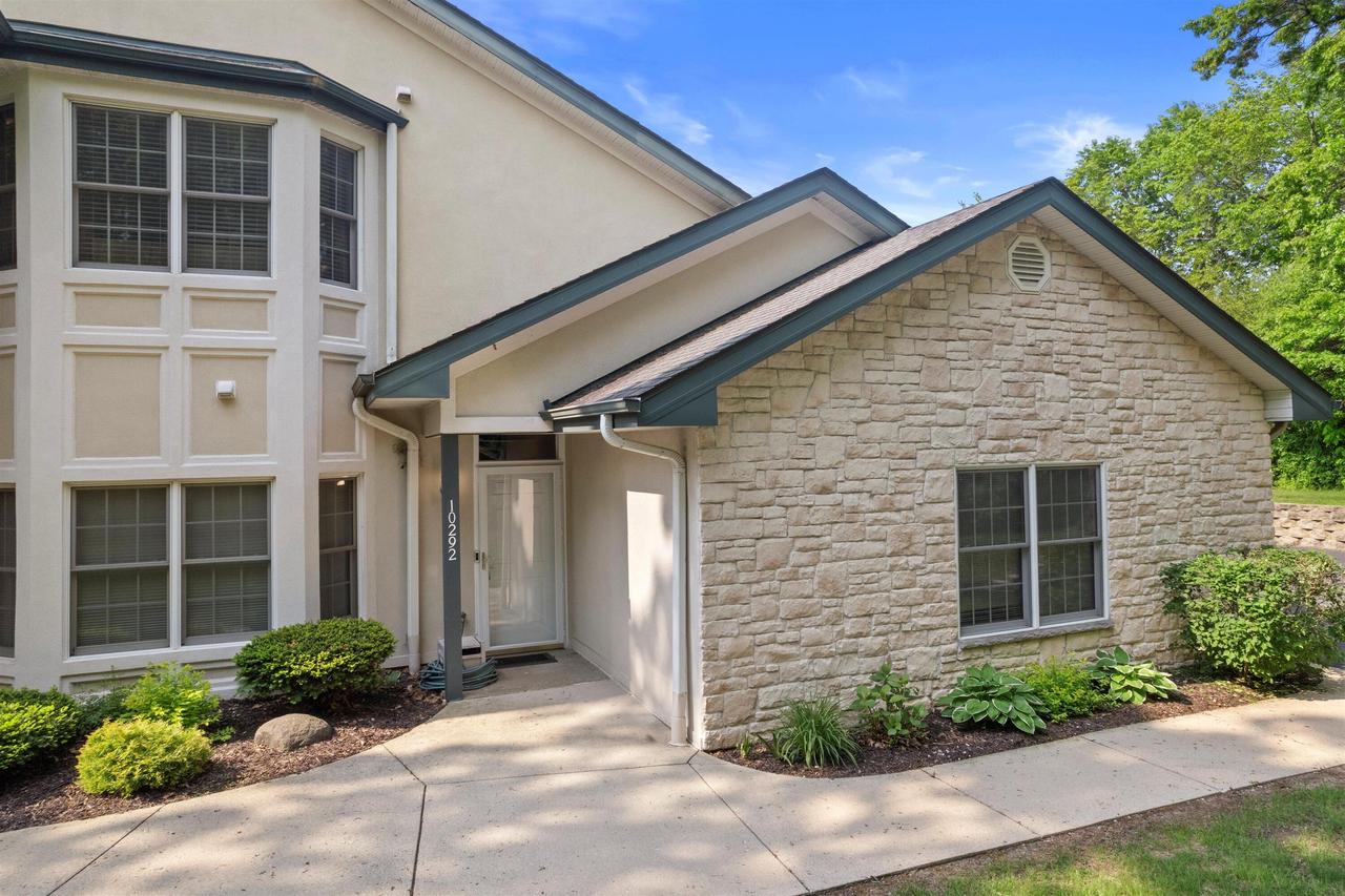 10292 W Deerwood Ln #39, Franklin, WI 53132