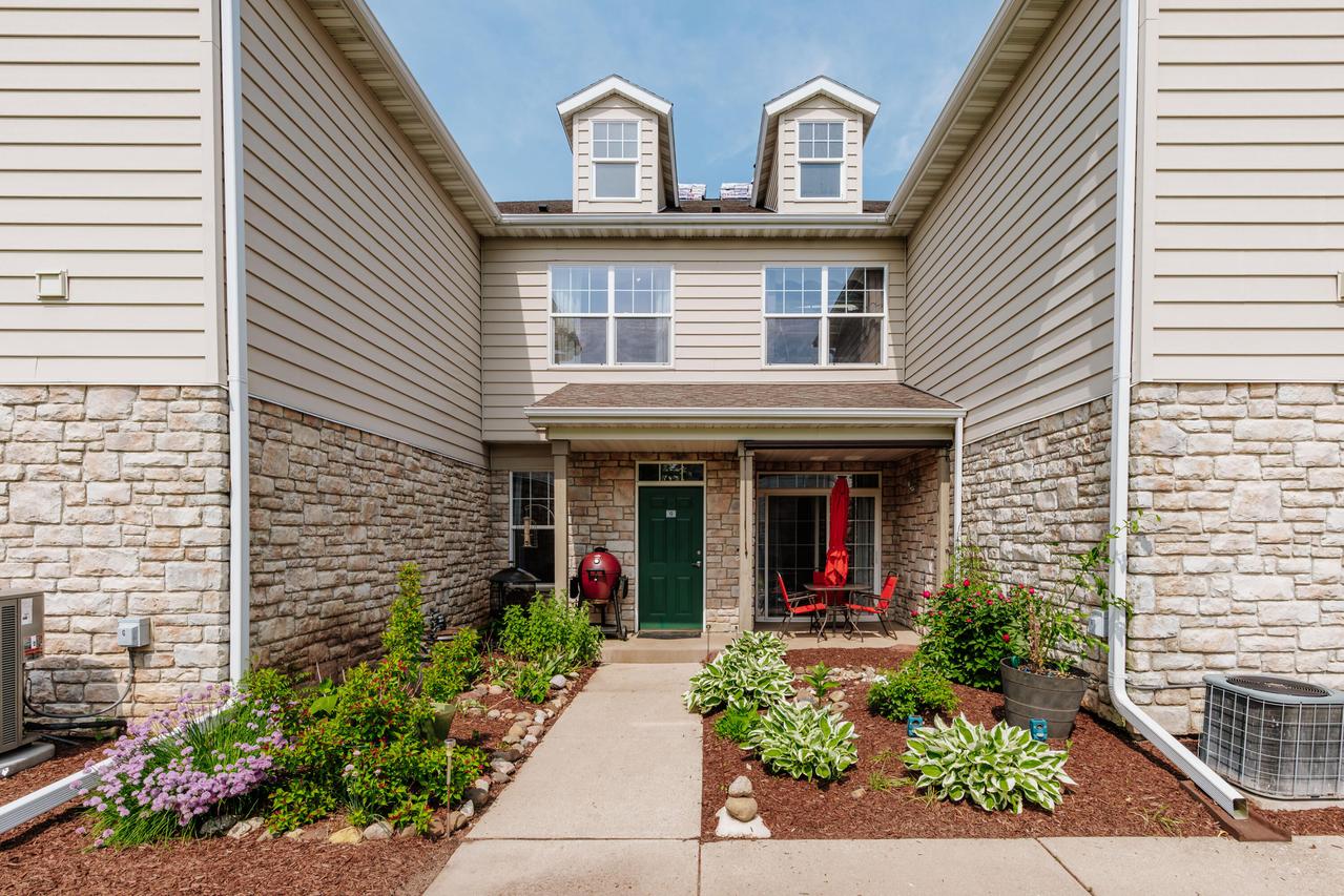 N17W26535 Meadowgrass Cir #G, Pewaukee, WI 53072