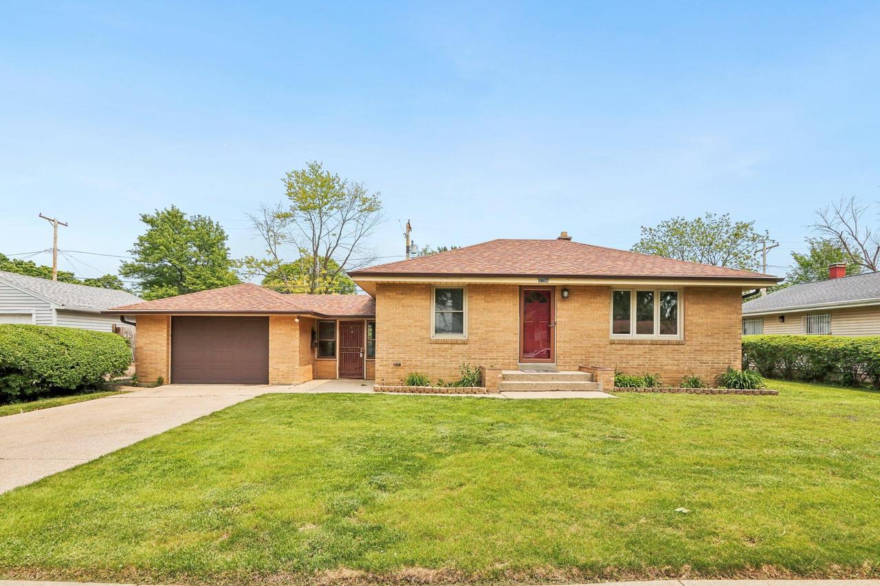 5756 N 79th St, Milwaukee, WI 53218