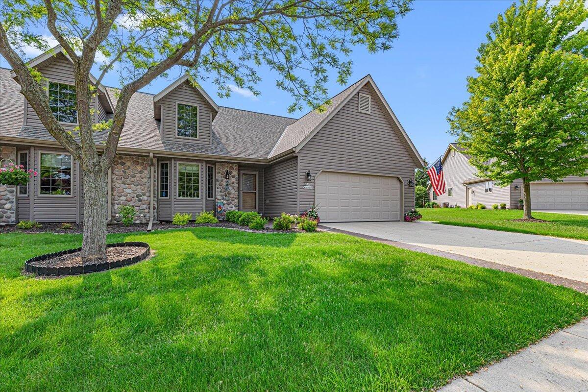 W203N16129 Pin Oak Cir, Jackson, WI 53037