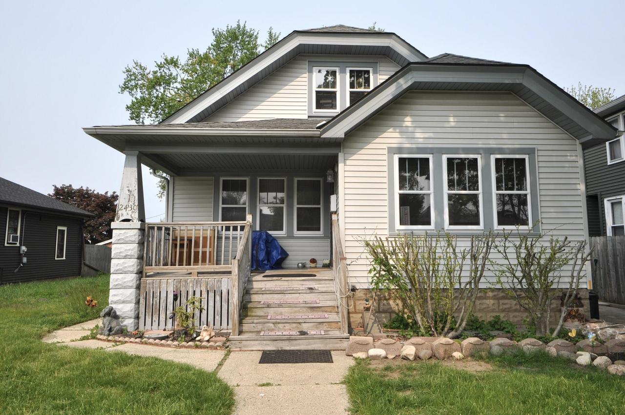 2430 Cleveland Pl, South Milwaukee, WI 53172