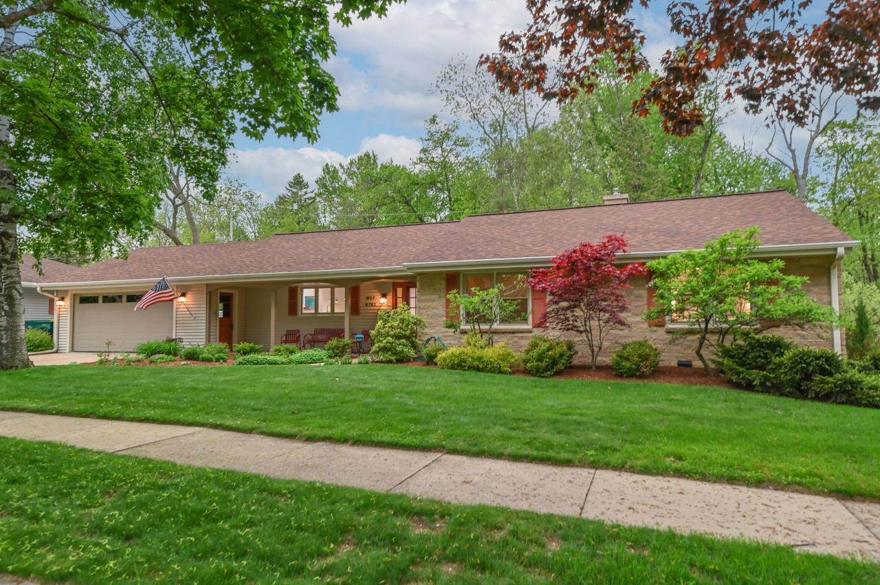 W57N783 Hawthorne Ave, Cedarburg, WI 53012