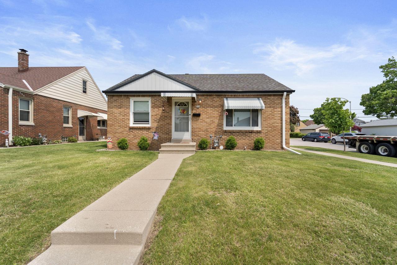 944 W Eden Pl, Milwaukee, WI 53221