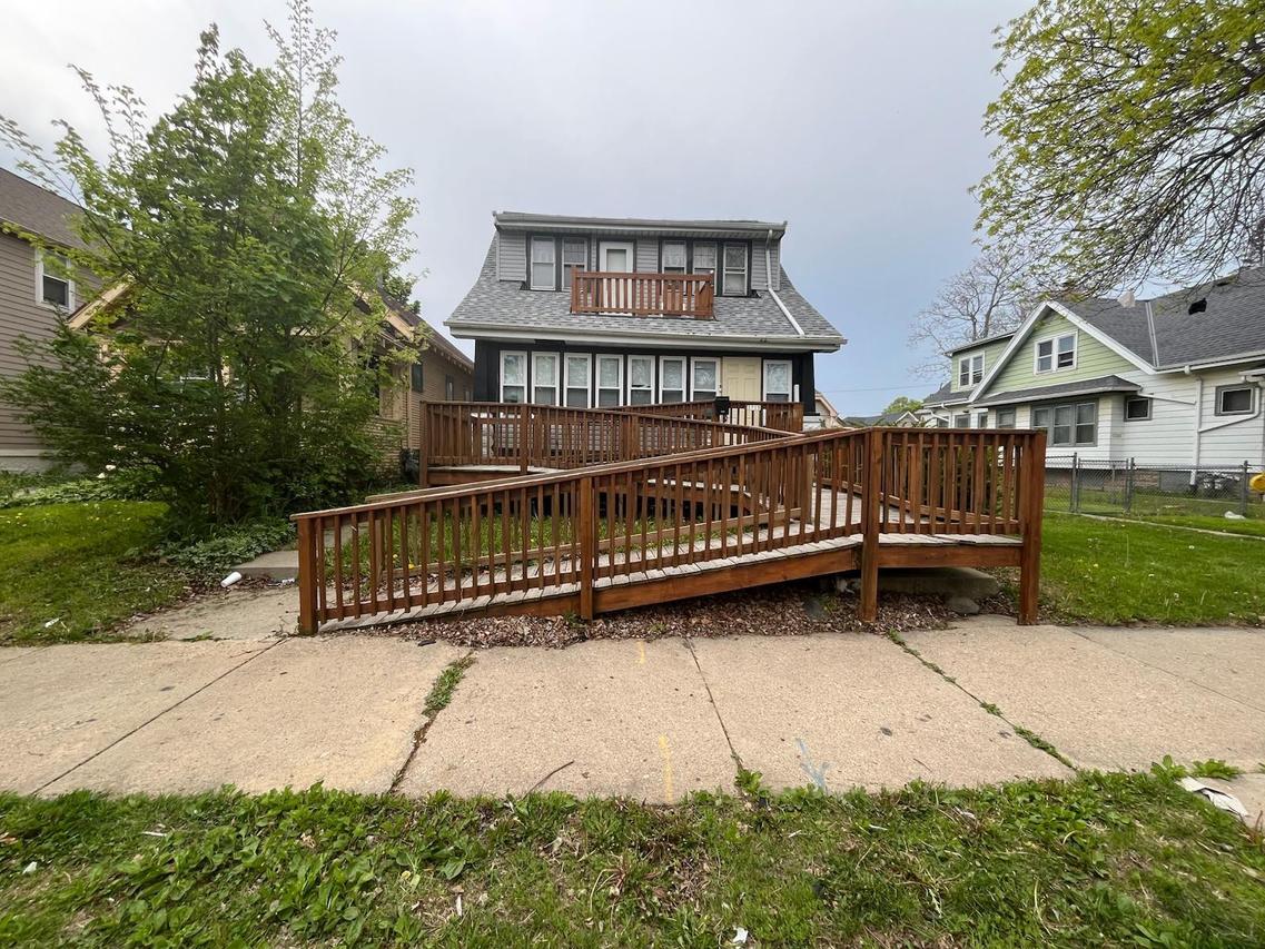 3715 N 16th St, Milwaukee, WI 53206