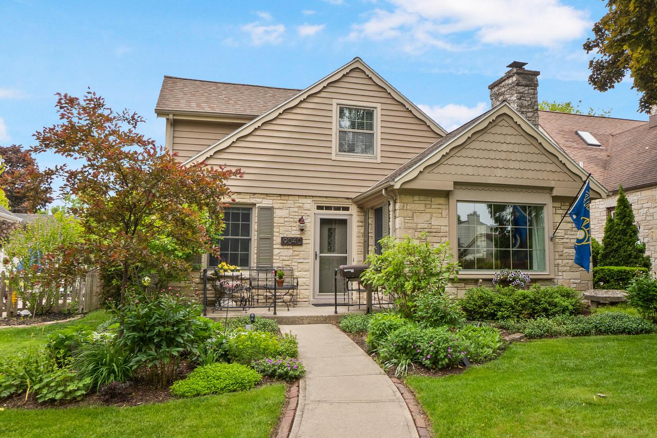9040 Stickney Ave, Wauwatosa, WI 53226