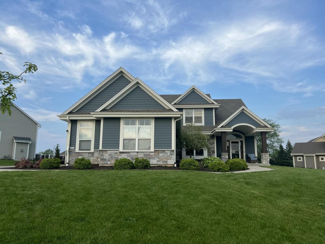 10210 S Kendrick Dr, Oak Creek, WI 53154