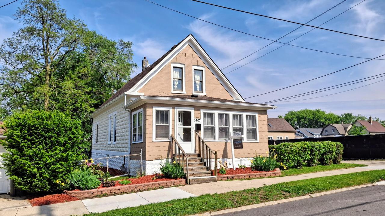 1607 13th Ave, South Milwaukee, WI 53172
