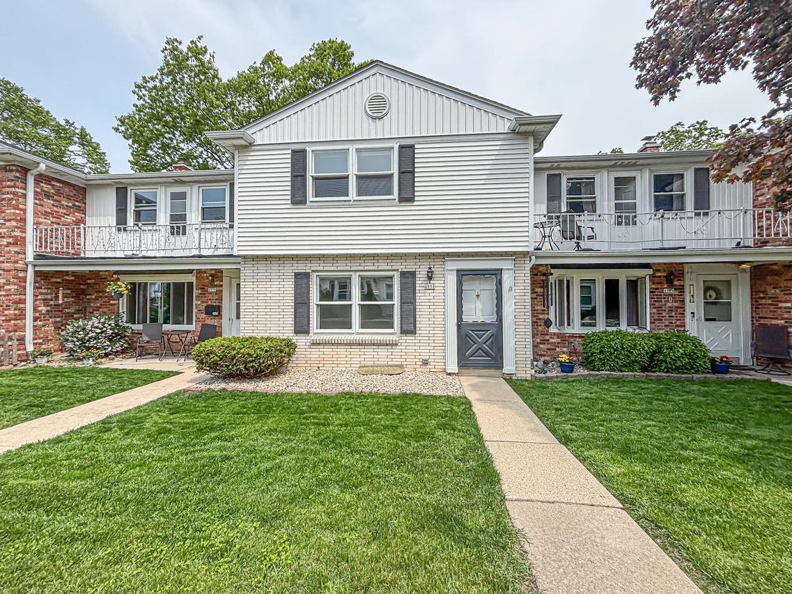 4956 W Colonial Ct, Greenfield, WI 53220