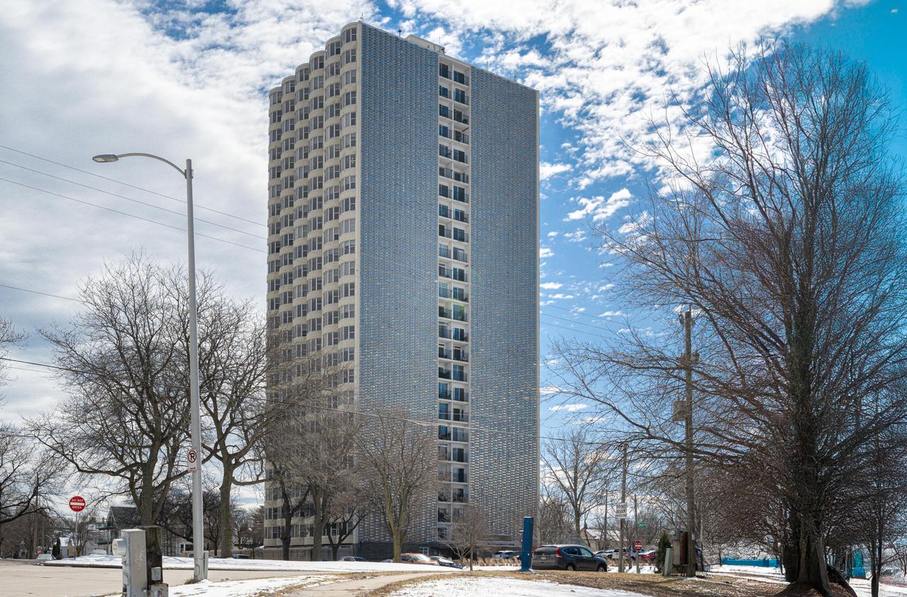 2525 S Shore Dr #25C, Milwaukee, WI 53207