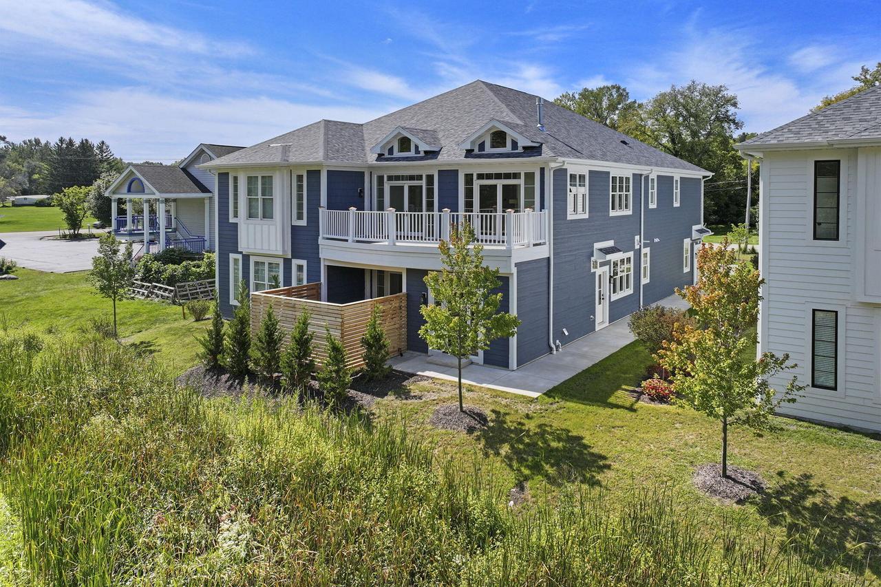 571 Mill St #2, Fontana, WI 53125