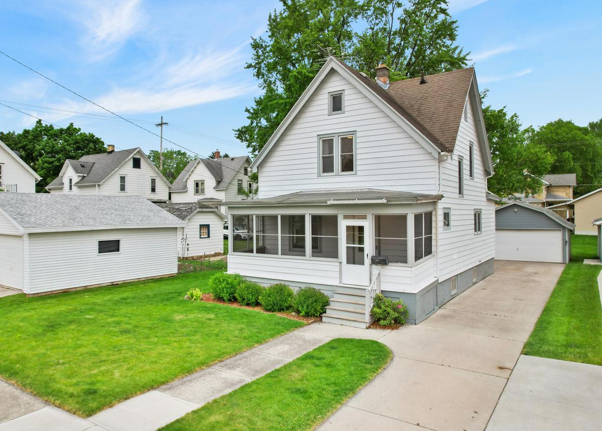 706 S 10th St, Watertown, WI 53094