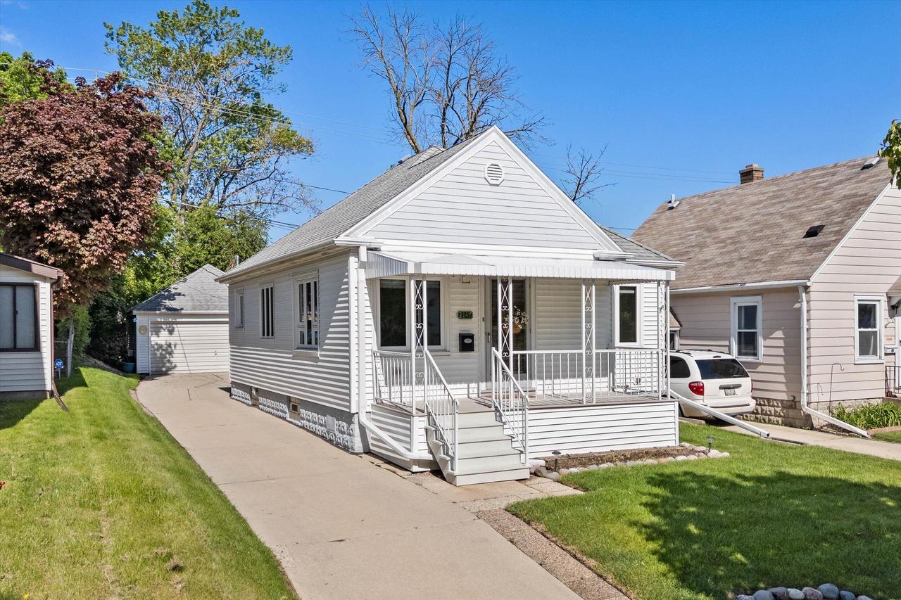 2147 S 90th St, West Allis, WI 53227
