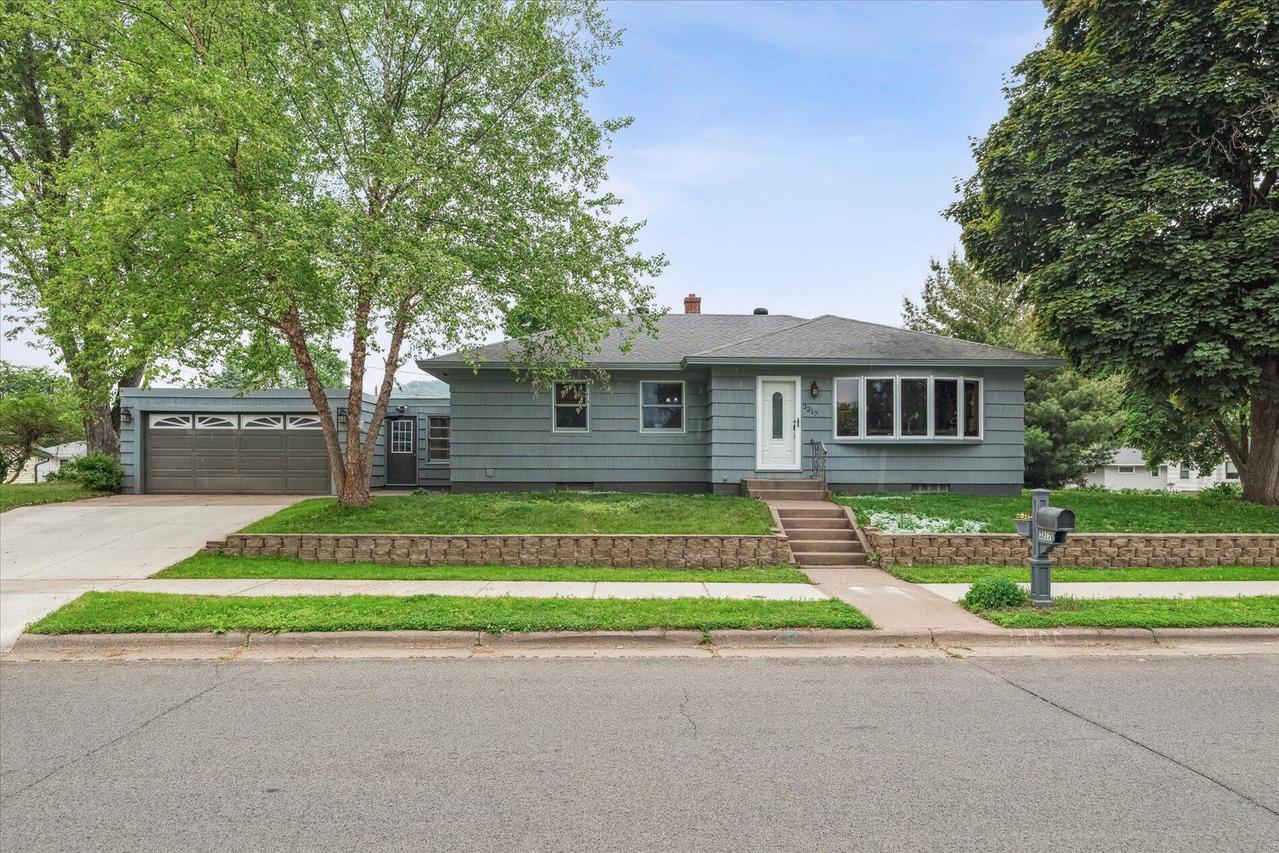 3217 S 28th St, La Crosse, WI 54601