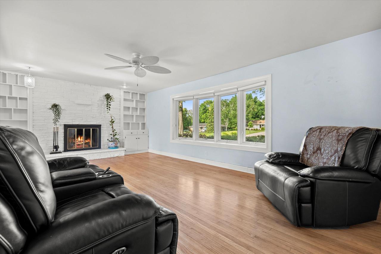 6207 S 123rd St, Hales Corners, WI 53130