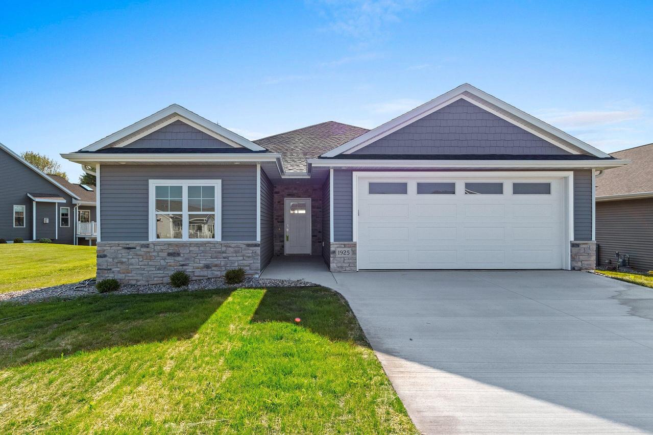 1925 Creekwood Ct, Manitowoc, WI 54220