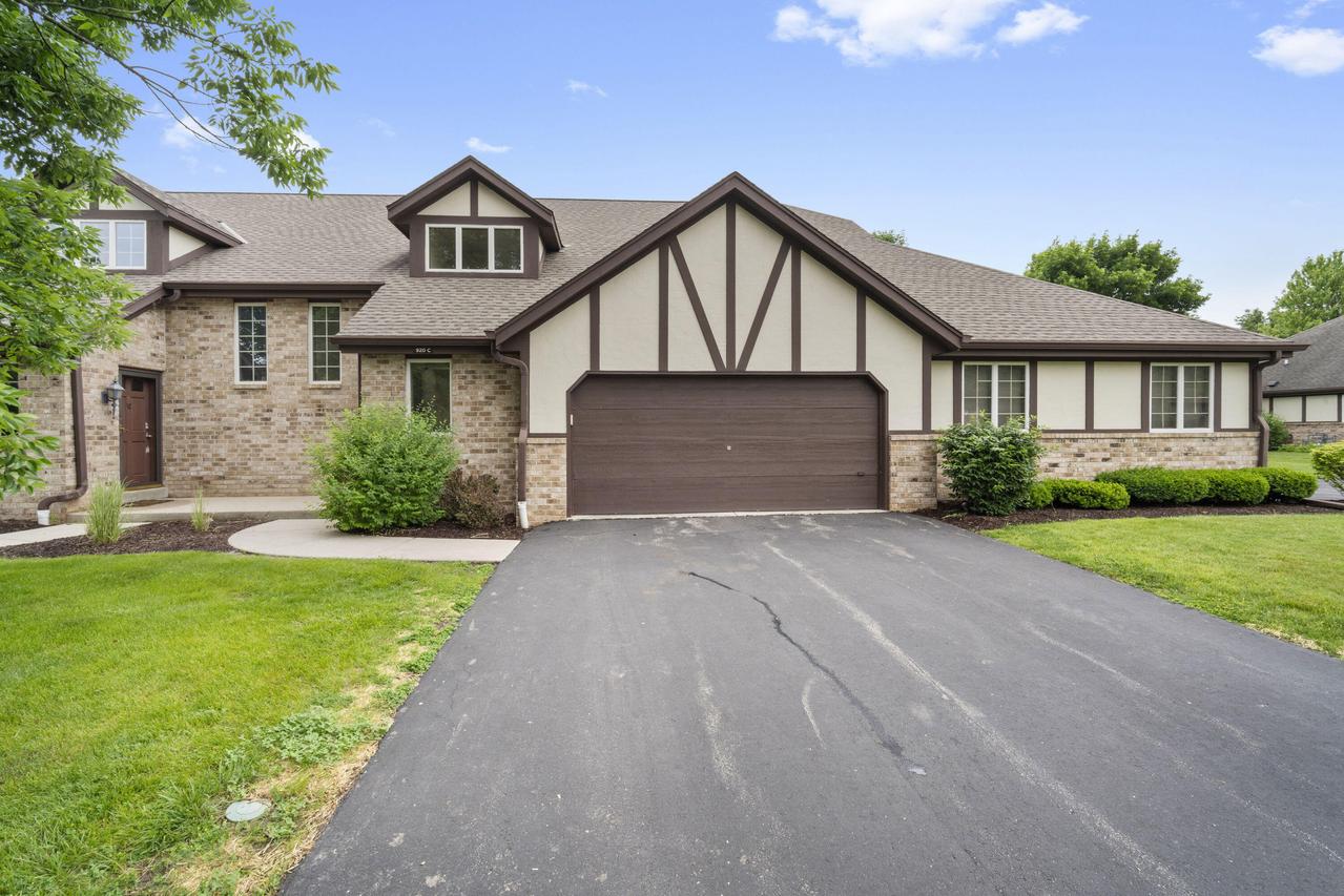 920 Oakwood Ln #C, Brookfield, WI 53045