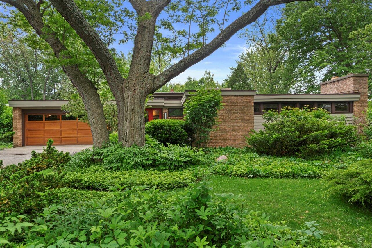 8325 N Regent Rd, Fox Point, WI 53217