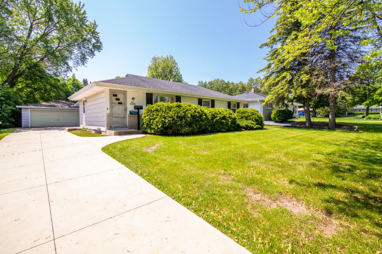 N91W16855 Laurel Ln, Menomonee Falls, WI 53051