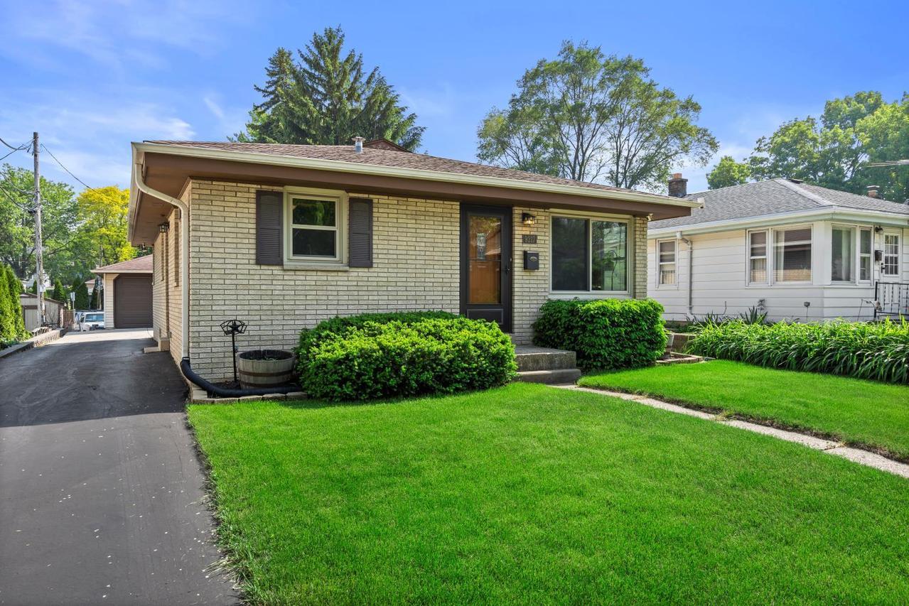 9217 W Hayes Ave, West Allis, WI 53227