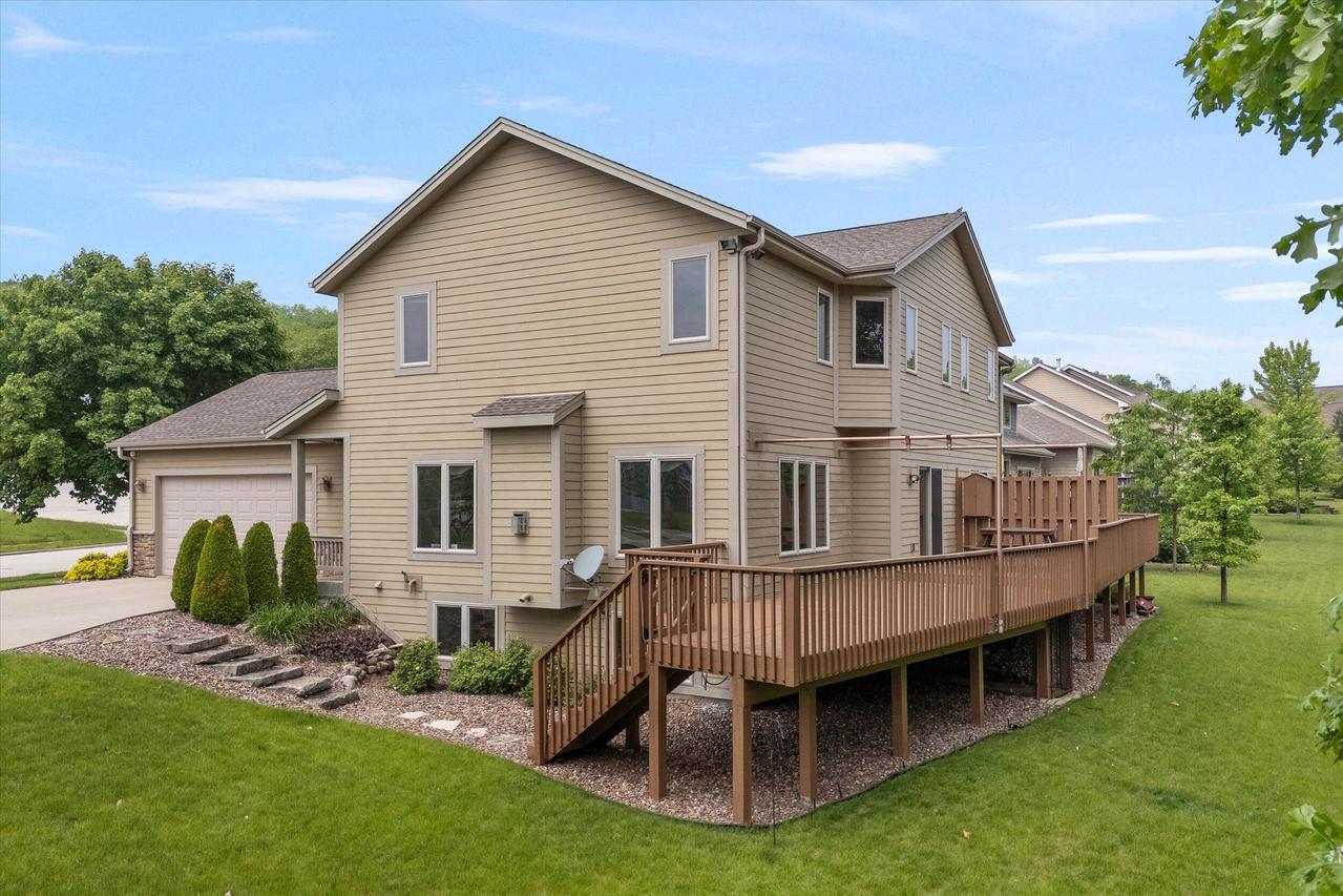405 Century Oak Dr, Waukesha, WI 53188