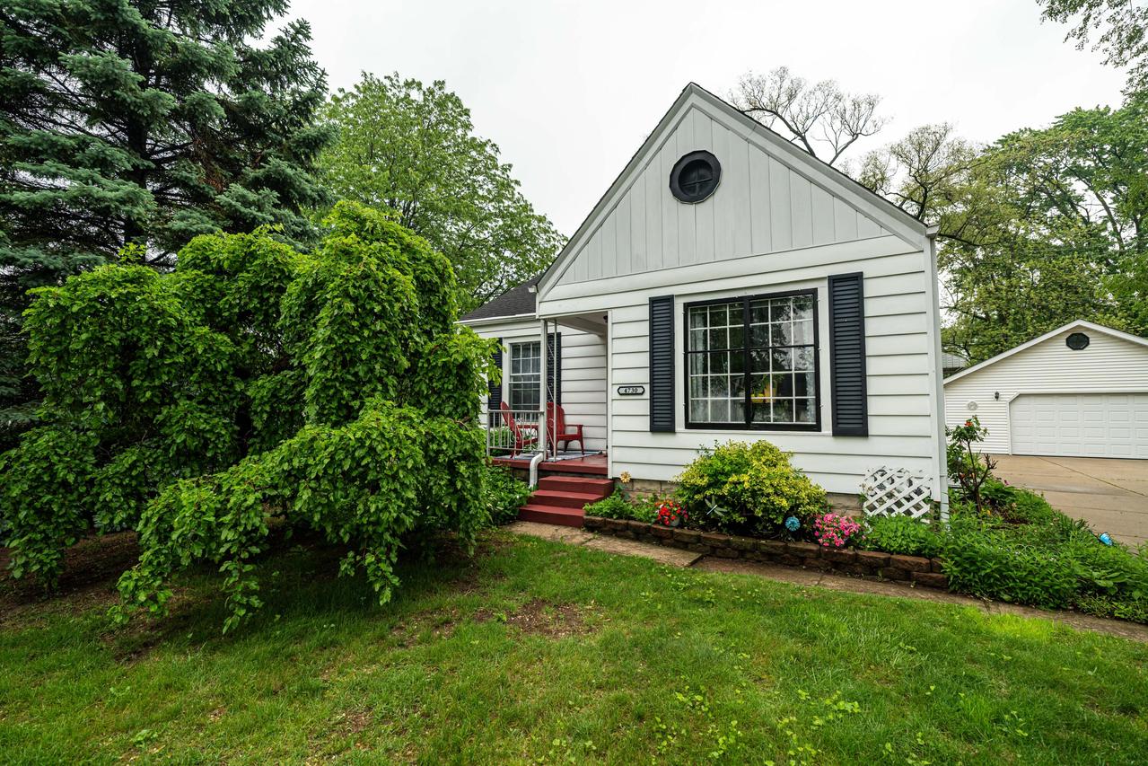 4730 N 106th St, Wauwatosa, WI 53225