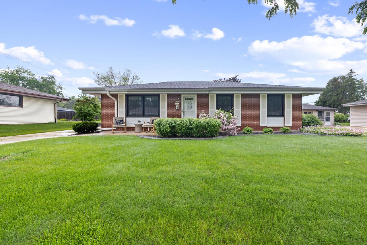 W146N8267 Schlafer Dr, Menomonee Falls, WI 53051