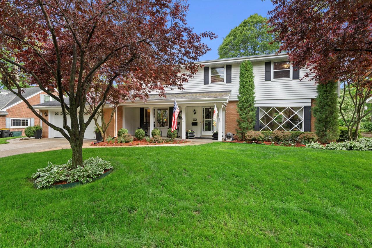 7033 Wellauer Dr, Wauwatosa, WI 53213
