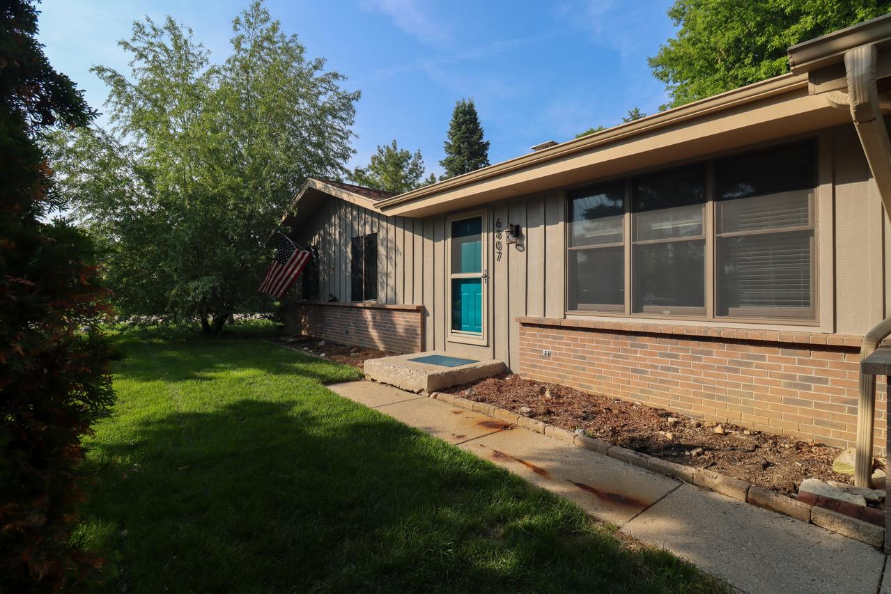 6807 Cliffside Dr, Caledonia, WI 53402