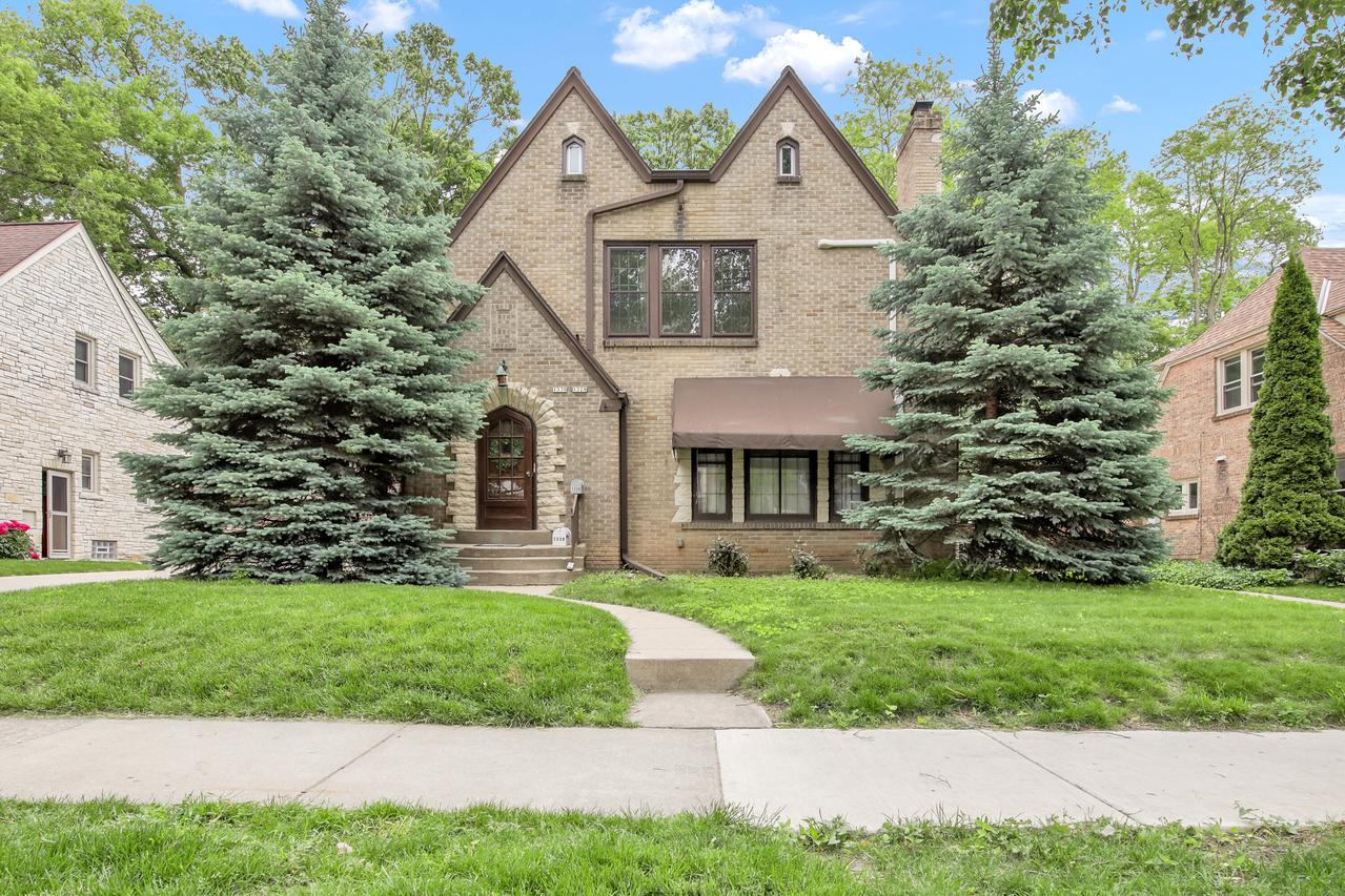 1328 Martha Washington Dr, Wauwatosa, WI 53213